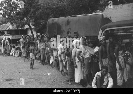 Croce rossa a Medan Descrizione: Arnhemia: La popolazione - forzata evacuata dal TNI per la liberazione della città e finalmente liberata dalle truppe olandesi - ritornata in una condizione più che miserabile nella loro città natale. Qui, la Croce Rossa olandese ha atteso queste vittime del terrorismo di Djocja e le ha fornite riparo, cibo, abbigliamento e cure mediche. Data: 8 Ottobre 1947 Località: Arnhemia, Indonesia, Indie Orientali Olandesi, Sumatra Foto Stock
