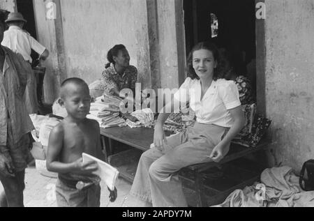 Croce rossa a Medan Descrizione: Arnhemia: La popolazione - forzata evacuata dal TNI per la liberazione della città e finalmente liberata dalle truppe olandesi - ritornata in una condizione più che miserabile nella loro città natale. Qui, la Croce Rossa olandese ha atteso queste vittime del terrorismo di Djocja e le ha fornite riparo, cibo, abbigliamento e cure mediche. Data: 8 Ottobre 1947 Località: Arnhemia, Indonesia, Indie Orientali Olandesi, Sumatra Foto Stock