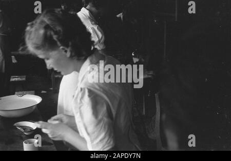 Croce rossa a Medan Descrizione: Arnhemia: La popolazione - forzata evacuata dal TNI per la liberazione della città e finalmente liberata dalle truppe olandesi - ritornata in una condizione più che miserabile nella loro città natale. Qui furono accolti dalla Croce Rossa Olandese e ricevettero rifugio, abbigliamento, cibo e, soprattutto, cure mediche urgenti. Medici e infermieri specializzati aiutano le centinaia di pazienti: Lambosia, malaria, edema, berrie-berrie. Data: 8 Ottobre 1947 Località: Arnhemia, Indonesia, Indie Orientali Olandesi, Sumatra Foto Stock