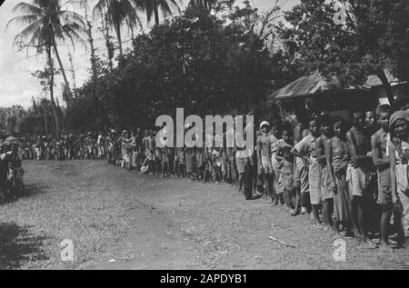 Croce rossa a Medan Descrizione: Arnhemia: La popolazione - forzata evacuata dal TNI per la liberazione della città e finalmente liberata dalle truppe olandesi - ritornata in una condizione più che miserabile nella loro città natale. Qui furono accolti dalla Croce Rossa Olandese e ricevettero rifugio, abbigliamento, cibo e, soprattutto, cure mediche urgenti. Medici e infermieri specializzati aiutano le centinaia di pazienti: Lambosia, malaria, edema, berrie-berrie. Data: 8 Ottobre 1947 Località: Arnhemia, Indonesia, Indie Orientali Olandesi, Sumatra Foto Stock