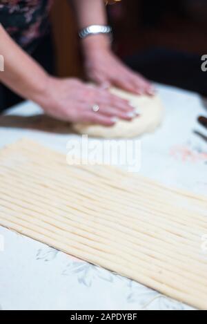 Donna che fa pasta fatta in casa per il pane Foto Stock