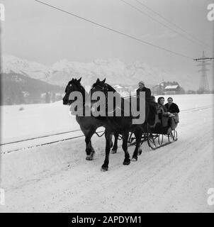 Inverno in Tirol Descrizione: Arreslee vicino a Igls con in background il Nordkette Data: Gennaio 1960 Località: Igls, Austria, Tirolo Parole Chiave: Montagne, paesaggi, cavallo e carro, panorami, slitte, neve, inverno Foto Stock