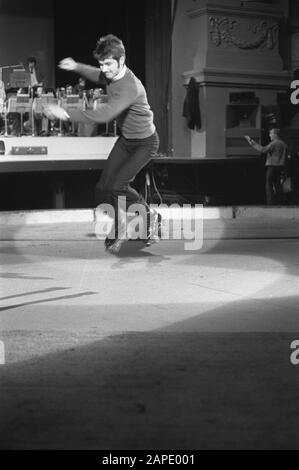 Gli artisti si esibiscono con canzoni circensi al National Song Contest di Carré, Amsterdam; durante le prove Ronnie Tober su Roller skates/Date: 15 febbraio 1972 Location: Amsterdam, Noord-Holland Keywords: Artists, ROLSCHAATSEN, circhi, sports Person name: Tober, Ronnie Institution name: National Song Contest Foto Stock