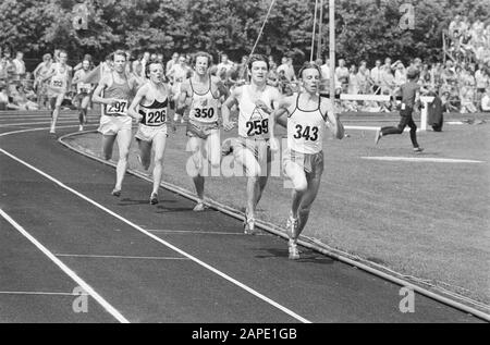 Atletica Campionati Drachten, 1500 metri uomini, n.d. Bladt, Trebosch, Schipper, Wassenaar, Haico Scharn In Azione Data: 4 Luglio 1971 Località: Drachten Parole Chiave: Atletica Leggera Foto Stock