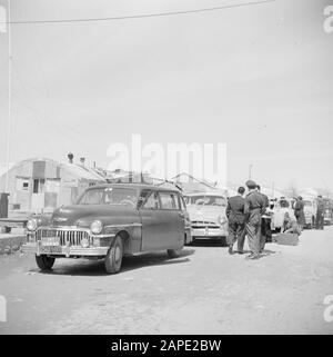 Medio Oriente 1950-1955: Libano Descrizione: Automobili e ufficiali doganali al posto di frontiera Siria e Libano posto Di Confine tra Siria e Libano Data: 1950 luogo: Libano Parole Chiave: Automobili, dogane, posti di confine Foto Stock