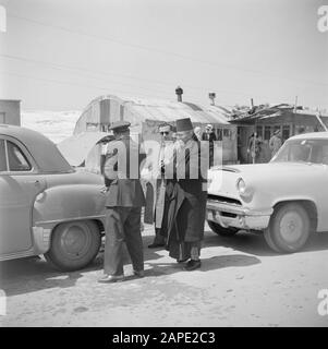 Medio Oriente 1950-1955: Libano Descrizione: Automobili e ufficiali doganali al posto di frontiera Siria e Libano posto Di Confine tra Siria e Libano Data: 1950 luogo: Libano Parole Chiave: Automobili, dogane, posti di confine Foto Stock