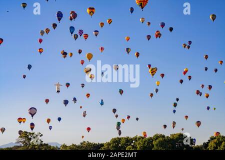 Vista mattutina del famoso evento Albuquerque International Balloon Fiesta al New Mexico Foto Stock