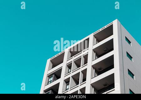 Alto edificio nella citta' di Tokyo con cielo limpido in turchese Foto Stock