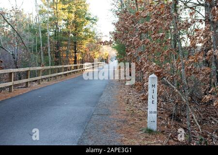 Il Miglio 10 marker sul Bruce Freeman Rail Trail di Acton, Massachusetts, Stati Uniti. Le vecchie piste dei treni sono state trasformate in un percorso per biciclette e attività ricreative. Foto Stock