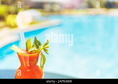 Cocktail con sangue di Maria al bar del resort o al patio della suite. Resort di lusso, vacanza, servizio in camera concetto. Orizzontale con festive bokeh luci effetto Foto Stock