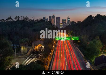 Los ANGELES, STATI UNITI d'AMERICA - 25 marzo 2016: Superstrada che conduce al centro di Los Angeles Foto Stock