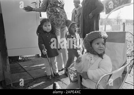Asiatici espulsi Uganda nel parco bungalow Sunflower a Bennekom Data: 25 novembre 1972 Località: Bennekom Parole Chiave: Bungalow parchi, famiglie Nome personale: Asiatici Nome istituzione: Girasole Foto Stock