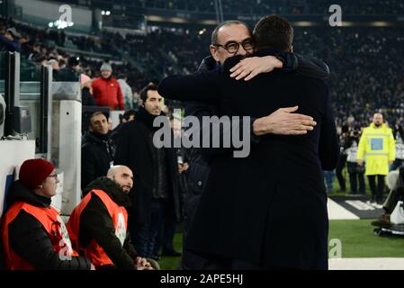 Maurizio Sarri allenatore di Juventus fc abbraccia Paulo Fonseca allenatore di Roma durante la partita di calcio Coppa Italia tra Juventus FC e Roma. Ju Foto Stock