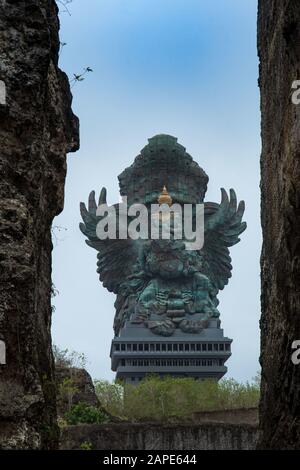 Kuta, INDONESIA - 04 Gen 2020: La statua di Garuda Wisnu circondata dal verde al Garuda Wisnu Kencana Cultural Theme Park di Bali Foto Stock