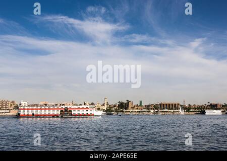 Vista sul fiume Nilo dalla riva ovest. E Tempio di Luxor, Luxor, Egitto, Nord Africa, Africa Foto Stock