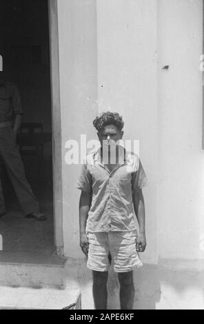 Banjoemas e linea di demarcazione Descrizione: Banjoemas. Il 21 marzo 1948, la pattuglia Di Inf. V un britannico-Indie arrestato. Si è rivelato venduto. Balkrhisn, un indù di Madras ed è arrivato in India nel novembre 1945 da Bombay. Era una babysitter A Largo. Mess 23 ° Div Annuncio. E fu rapito 20 giorni dopo l'arrivo in Batavia da quattro indonesiani. Si è concluso a Djocja dopo molti vagabondaggi ed è stato poi rilasciato. Data: 6 Aprile 1948 Località: Banuymas, Indonesia, Indie Orientali Olandesi Foto Stock