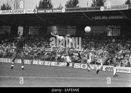 AJAX - Haarlem 1-1, Schoenaker segna in posizione fuori dal lato destro del giocatore Haarlem Ruud Gullit. Lasciata Abe van den Ban (Haarlem), nota per i suoi baffi speciali. Data 9 Settembre 1979Dutch partita di calcio Ajax Amsterdam - HFC Haarlem, 1-1-. Punteggio di Schoenacker in posizione fuori sede. Destra: Haarlem Giocatore Ruud Gullit. Sinistra: ABE van den Ban (Haarlem), noto per i suoi baffi speciali. Data: 9 Settembre 1979; Foto Stock