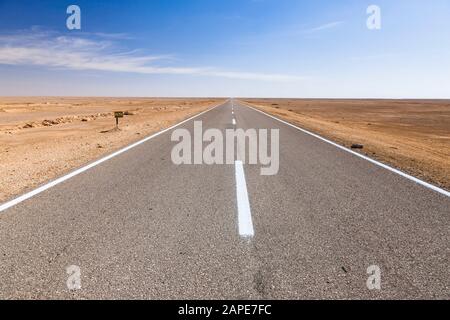 Strada catrame nel deserto, tra l'Oasi Siwa e Marsa Matruh, Egitto, Nord Africa, Africa Foto Stock