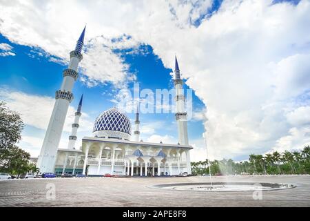 La Famosa Moschea Blu Chiamata Masjid Sultan Salahuddin Abdul Aziz Shah A Shah Alam Selangor, Kuala Lumpur, Malesia. Foto Stock