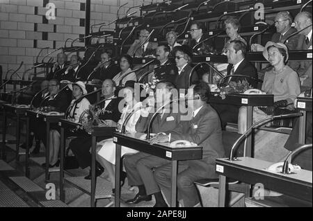 Beatrice and Claus open Flower Auction building in Aalsmeer Data: 15 settembre 1972 luogo: Aalsmeer, Noord-Holland Parole Chiave: Sale d'asta Nome utente: Beatrix, princess, Claus, Prince Foto Stock