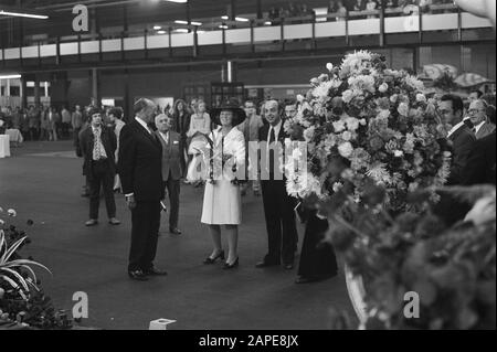 Beatrice and Claus open Flower Aalsmeer Data: 15 settembre 1972 luogo: Aalsmeer, Noord-Holland Parole Chiave: Asta edifici Nome personale: Beatrix, princess, Claus, Prince Foto Stock