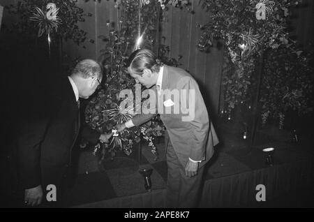 Beatrice and Claus open Flower Aalsmeer Data: 15 settembre 1972 luogo: Aalsmeer, Noord-Holland Parole Chiave: Asta edifici Nome personale: Beatrix, princess, Claus, Prince Foto Stock