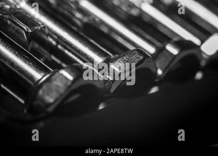 Primo piano di strumenti in metallo scuro messi accanto a ciascuno altro Foto Stock