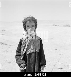 Israele 1960-1965: Deserto Negev, Beduino Descrizione: Begging Beduino Bambino Data: 1 Gennaio 1960 Luogo: Israele, Negev Parole Chiave: Beggars, Beduini, Accappatoi, Bambini, Deserti Foto Stock