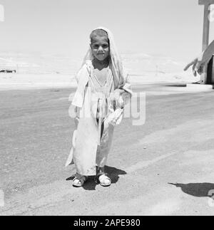 Israele 1960-1965: Deserto Di Negev, Beduino Descrizione: Figlio Beduino Data: 1 Gennaio 1960 Località: Israele, Negev Parole Chiave: Beduini, Accappatoi, Bambini, Deserti Foto Stock