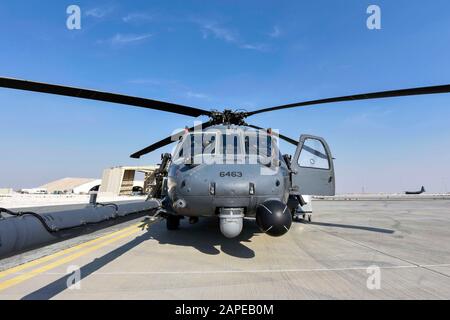 Gli aerei del 1st Expeditionary Rescue Group eseguono controlli su un elicottero HH-60 Pave Hawk alla al Udeid Air base, Qatar, il 17 gennaio 2020. Il gruppo esegue operazioni di salvataggio per tutti i rami di partner di servizio e di coalizione. (STATI UNITI Foto Air Force di Tech. Sgt. John Wilkes) Foto Stock