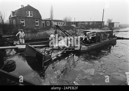 Inizio con dragaggio di serrature contaminate da veleno a Folgermeerpolder vicino Broek in Waterland Data: 25 febbraio 1982 Parole Chiave: Serratura, dragaggio Foto Stock