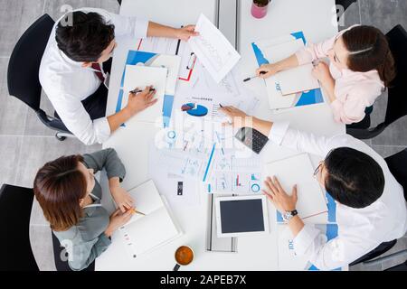 Concetto di gente di affari, lavorando e discutendo insieme nell'ufficio 269 Foto Stock