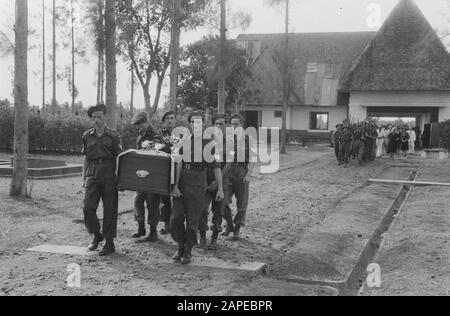 Sepoltura di [â¦]. Soldati del Reggimento truppe d'urto portare la bara il cimitero su Annotazione: In giornale relazioni nulla di un tale funerale può essere trovato. Il 22 maggio 1946 il sergente-Maggiore strumentista otto Moonen del Reggimento 3-1 le Truppe d'urto furono uccise. Fu sepolto nel campo d'onore Candi a Semarang. I sergeants che stanno alla cava si levano in piedi fuori. Date: 1946 Location: Indonesiã, Dutch-Indian Foto Stock