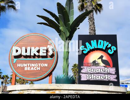 Huntington BEACH, CALIFORNIA - 22 JAN 2020: Primo piano del cartello per il ristorante Dukes e Sandys Beach Shack al molo di Huntington Beach. Foto Stock