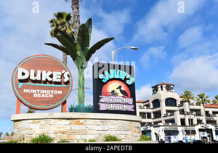 Huntington BEACH, CALIFORNIA - 22 JAN 2020: Firma per il ristorante Dukes e Sandys Beach Shack al molo di Huntington Beach. Foto Stock