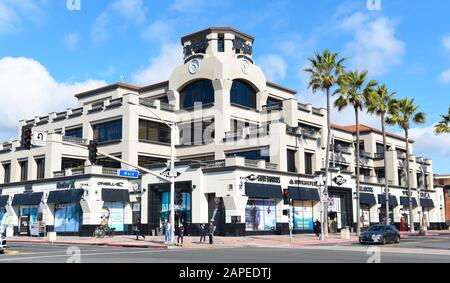 Huntington BEACH, CALIFORNIA - 22 JAN 2020: Negozi all'angolo tra Pacific Coast Highway e Main Street a Huntington Beach. Foto Stock