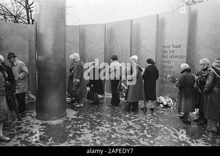 Commemorazione al monumento Ravensbrück sul Museumplein Descrizione: Interessati laici fiori Data: 27 aprile 1979 luogo: Amsterdam, Noord-Holland Parole Chiave: Fiori, commemorazioni, monumenti Foto Stock
