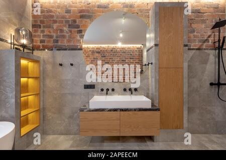 Design contemporaneo degli interni di un bagno accogliente con doccia in appartamento Foto Stock