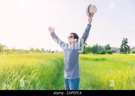 Uomini turisti hanno un cappello in piedi nel campo, aria fresca, felice. Foto Stock