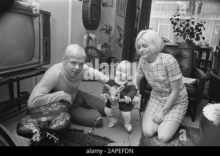 Bent Schmidt Hansen (calciatore danese di PSV) con moglie e bambino, casa a Eindhoven Data: 21 novembre 1969 luogo: Eindhoven Parole Chiave: Sport, calciatori Nome personale: Bent Schmidt Hansen Nome istituto: PSV Foto Stock