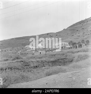 Israele 1948-1949: Tiberias Descrizione: Pendio di montagna con una scuola con due tetti a cupola Data: 1948 luogo: Israele, Tiberias Parole Chiave: Montagne, panorami, scuole Foto Stock