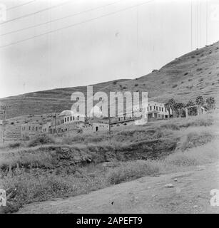Pendio di montagna con una scuola con due tetti a cupola. Israele, Tiberiade.; Foto Stock