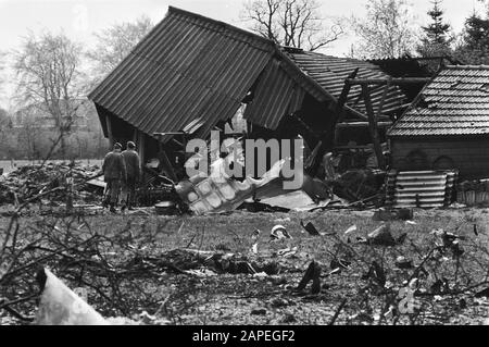 Due F-16 combattenti schiantati della forza aerea olandese vicino Hoogeveen Descrizione: Azienda danneggiata Data: 27 aprile 1983 luogo: Drenthe, Hoogeveen Parole Chiave: Fattorie, crolli, aerei da combattimento, incidenti aerei Foto Stock