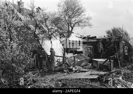 Due F-16 combattenti schiantati della forza aerea olandese vicino Hoogeveen Descrizione: Azienda danneggiata Data: 27 aprile 1983 luogo: Drenthe, Hoogeveen Parole Chiave: Fattorie, crolli, aerei da combattimento, incidenti aerei Foto Stock