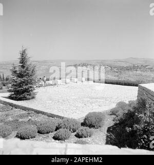 Israele 1964-1965: Gerusalemme (Gerusalemme), Herzlberg Descrizione: Piastrellato superficie aperta in cima dove probabilmente un albero di cedro cresce Annotazione: Herzlberg, anche chiamato Monte della memoria, è il cimitero nazionale di Israele, sul lato ovest di Gerusalemme. La montagna prende il nome da Theodor Herzl, il fondatore del sionismo politico moderno. La tomba di Herzl si trova in cima alla collina Data: 1964 Località: Herzlberg, Israele, Gerusalemme Parole Chiave: Cimiteri, cedro, alberi di conifere, sentieri Foto Stock