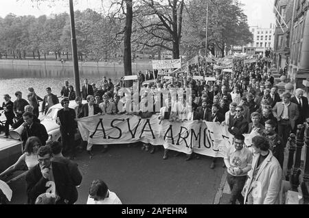 Dimostrazione studentesca sulle indennità di studio, sfilata da Amsterdam all'Aia Descrizione: Dimostrare gli studenti che camminano attraverso l'Aia Data: 28 settembre 1966 Località: L'Aia, Zuid-Holland Parole Chiave: Dimostrazioni, tour di protesta, banner, studenti Foto Stock