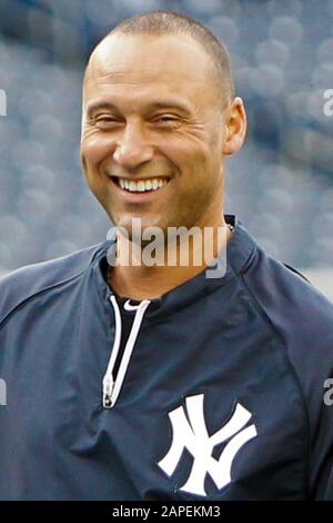BRONX, NY - 6 GIU: New York Yankees shortstop Derek Jeter (2) sorride prima della partita contro i Tampa Bay Rays il 6 giugno 2012 allo Yankee Stadium. Foto Stock