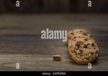Biscotti classici con scaglie di cioccolato su sfondo di legno. Foto Stock