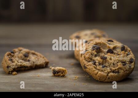 Biscotti classici con scaglie di cioccolato su sfondo di legno. Foto Stock