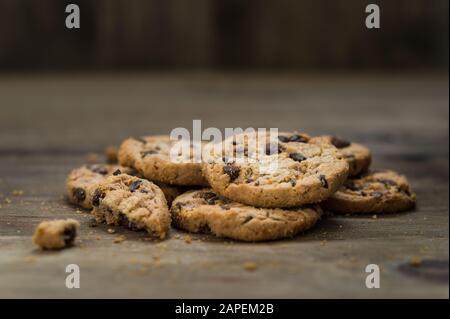 Biscotti classici con scaglie di cioccolato su sfondo di legno. Foto Stock